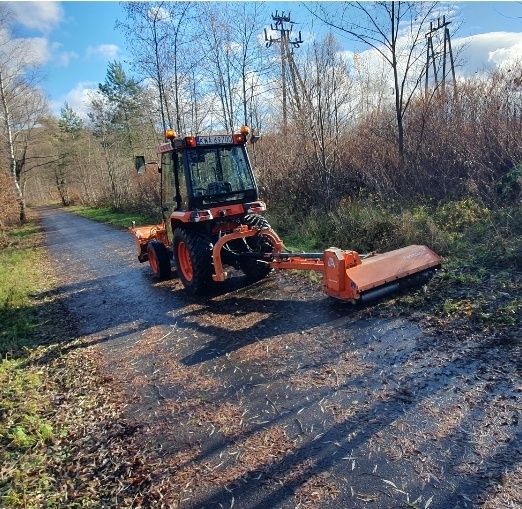 Koszenie trawy, ogrodów, działki, nieużytku faktura kosiarka bijakowa