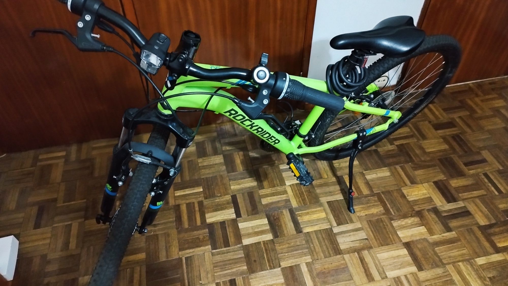 Bicicleta nova , com acessórios cadeado pedal , luz tudo impecável