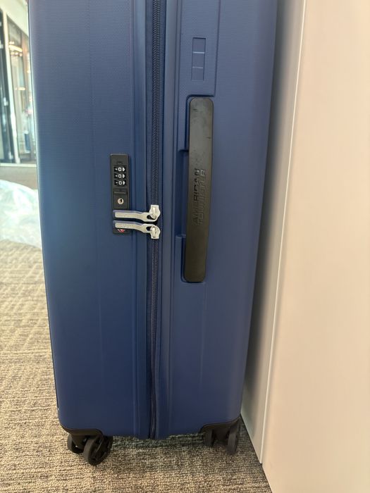 Mala de viagem nova: American Tourister Rejoy Spinner 77 Navy Blue