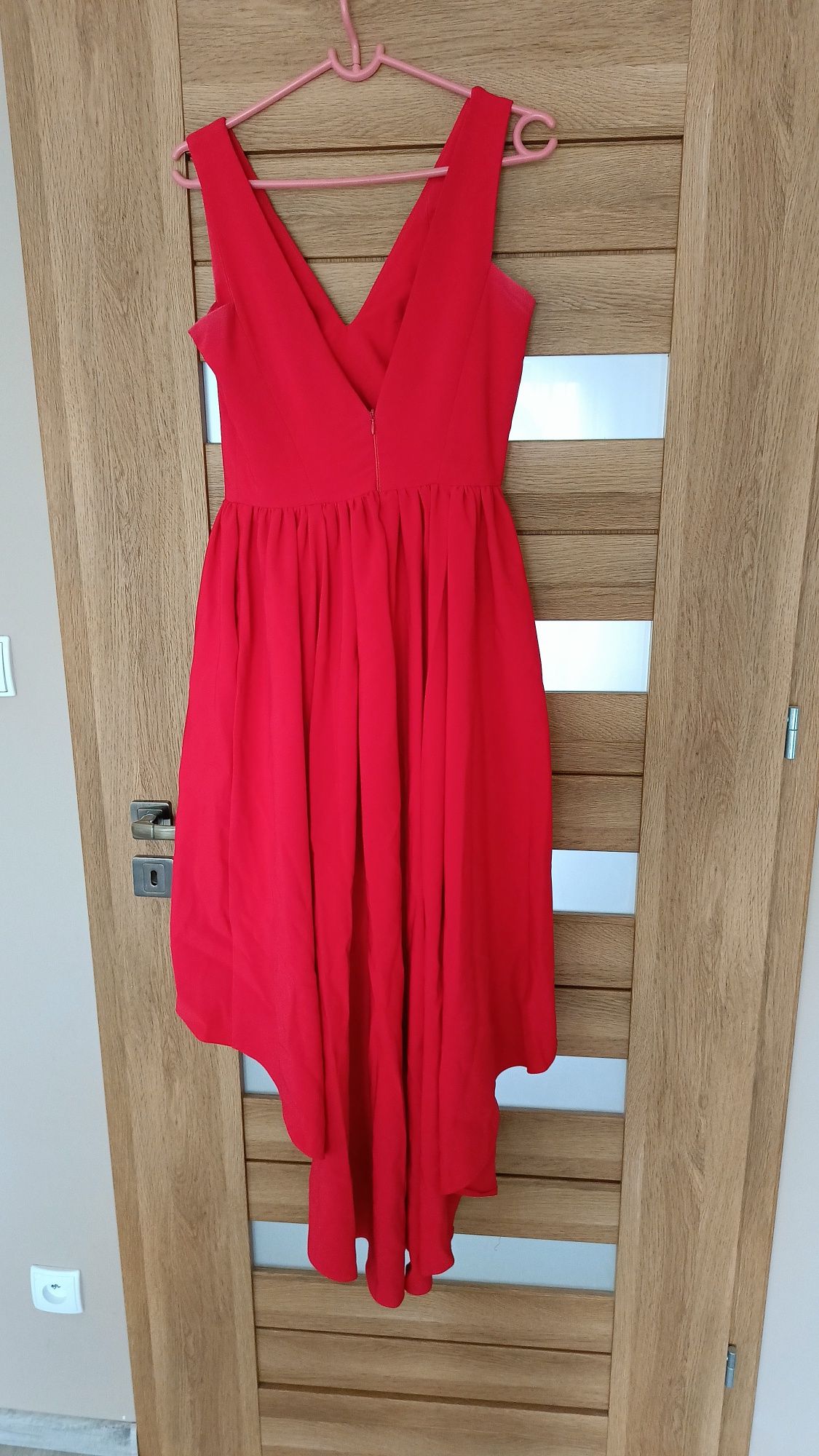 Piękna czerwona sukienka na wesele