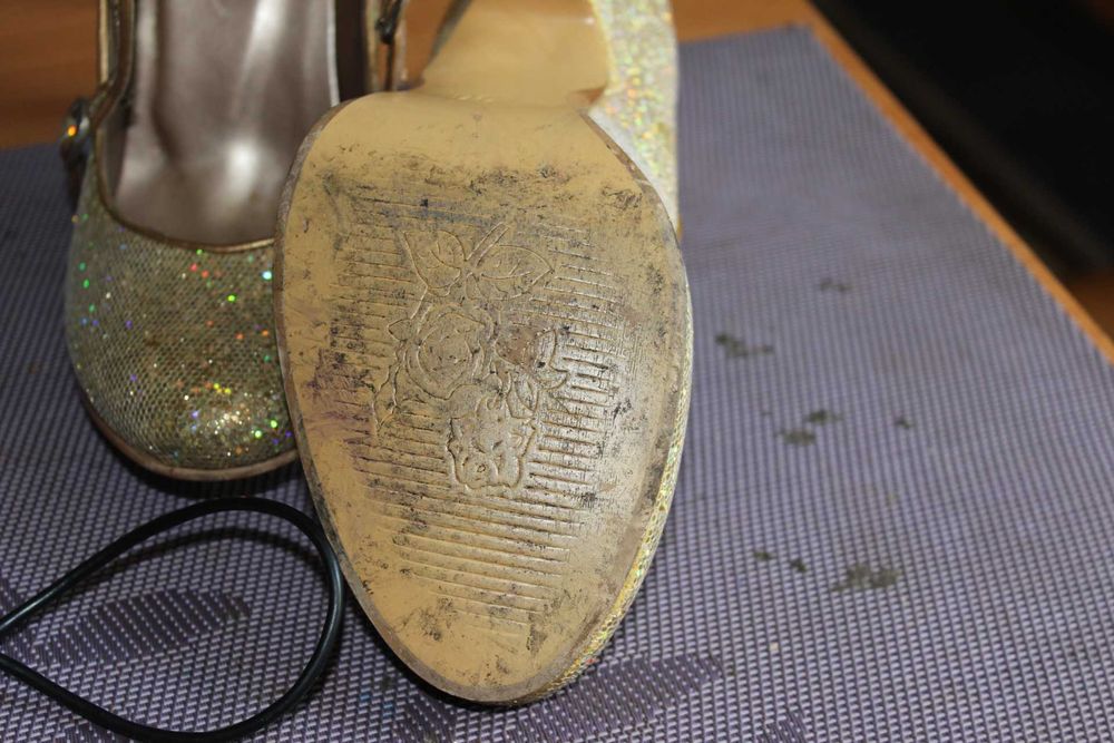 Туфли блестящие  женские - 37 р.