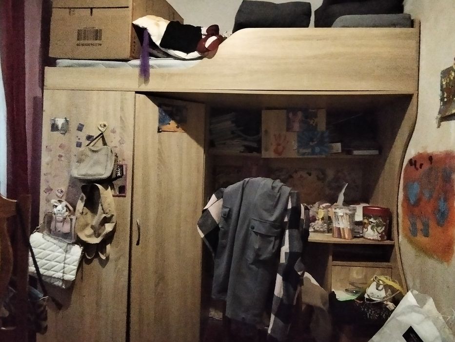 Кровать з столом с лестницей