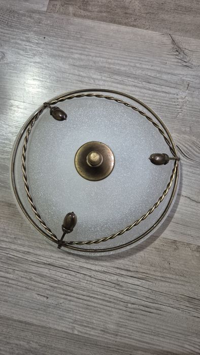 Plafon Endon z matowego szkła i mosiężnym wykończeniem