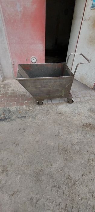 Тачка з поворотними колесами.