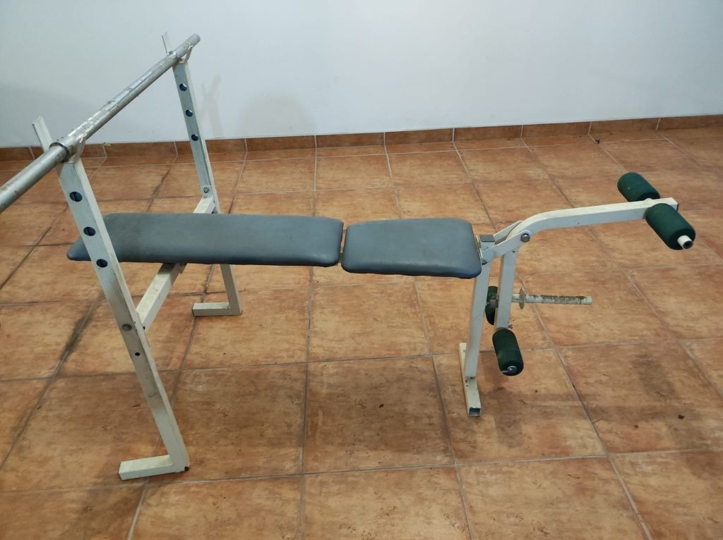 Prática de exercício banco de musculação