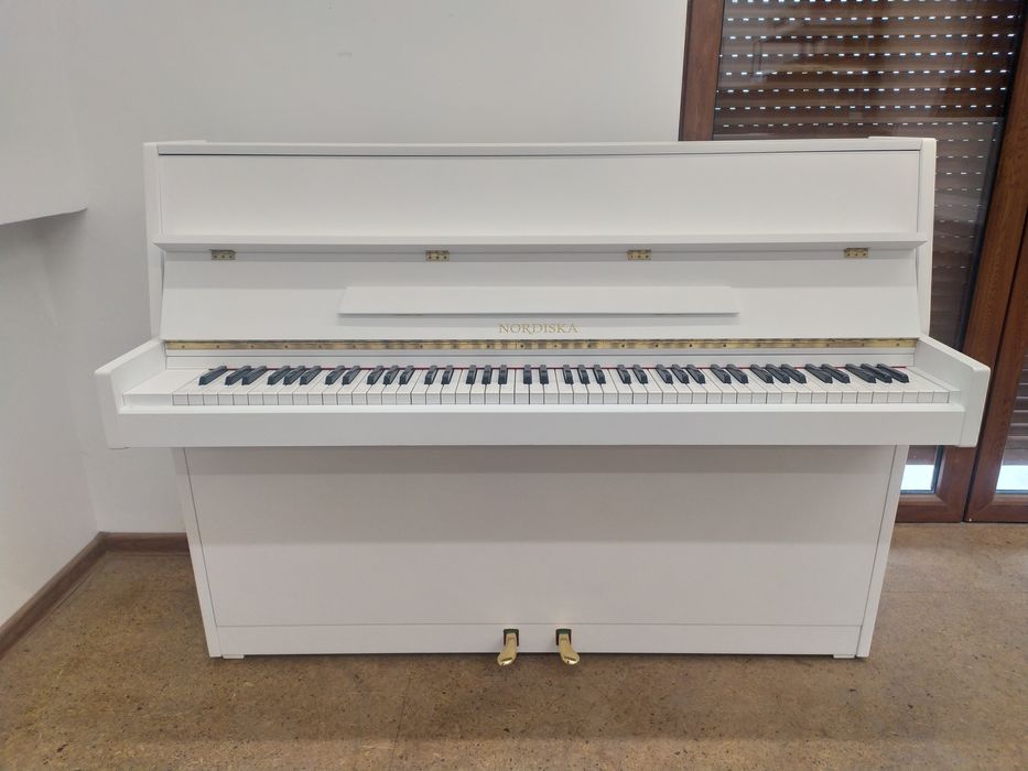 Białe pianino Nordiska z mechanizmem Renner