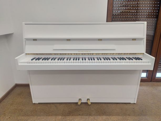 Białe pianino Nordiska z mechanizmem Renner