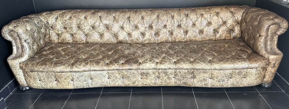 Sofa em capitoné pele genuina mandado fazer a medida perto de 3 metros