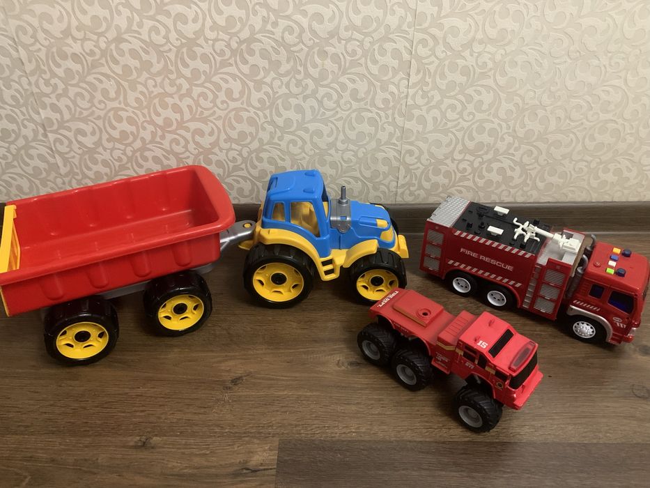 Трактор з прицепом, пожежна машина