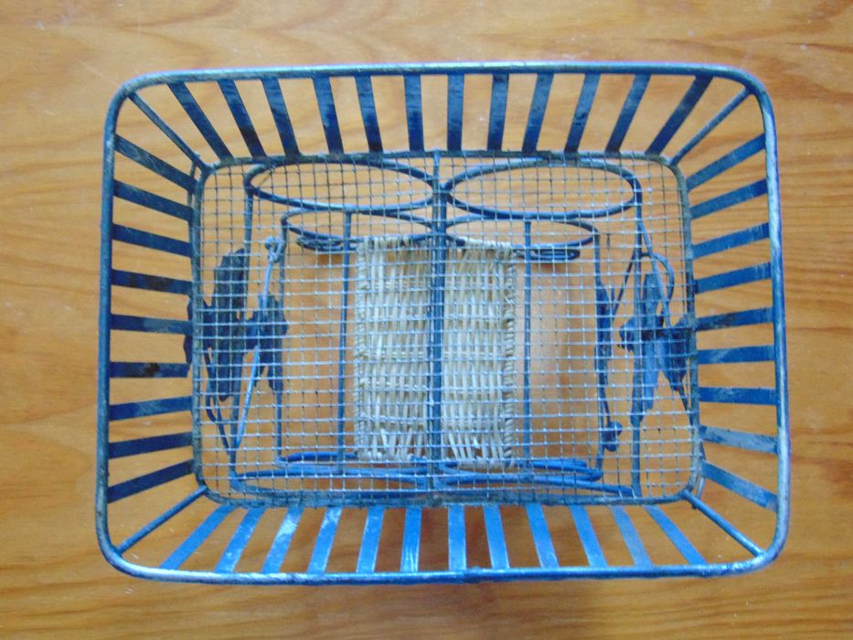 Pequeno cesto decorativo (capacidade para 4 garrafas deitadas).