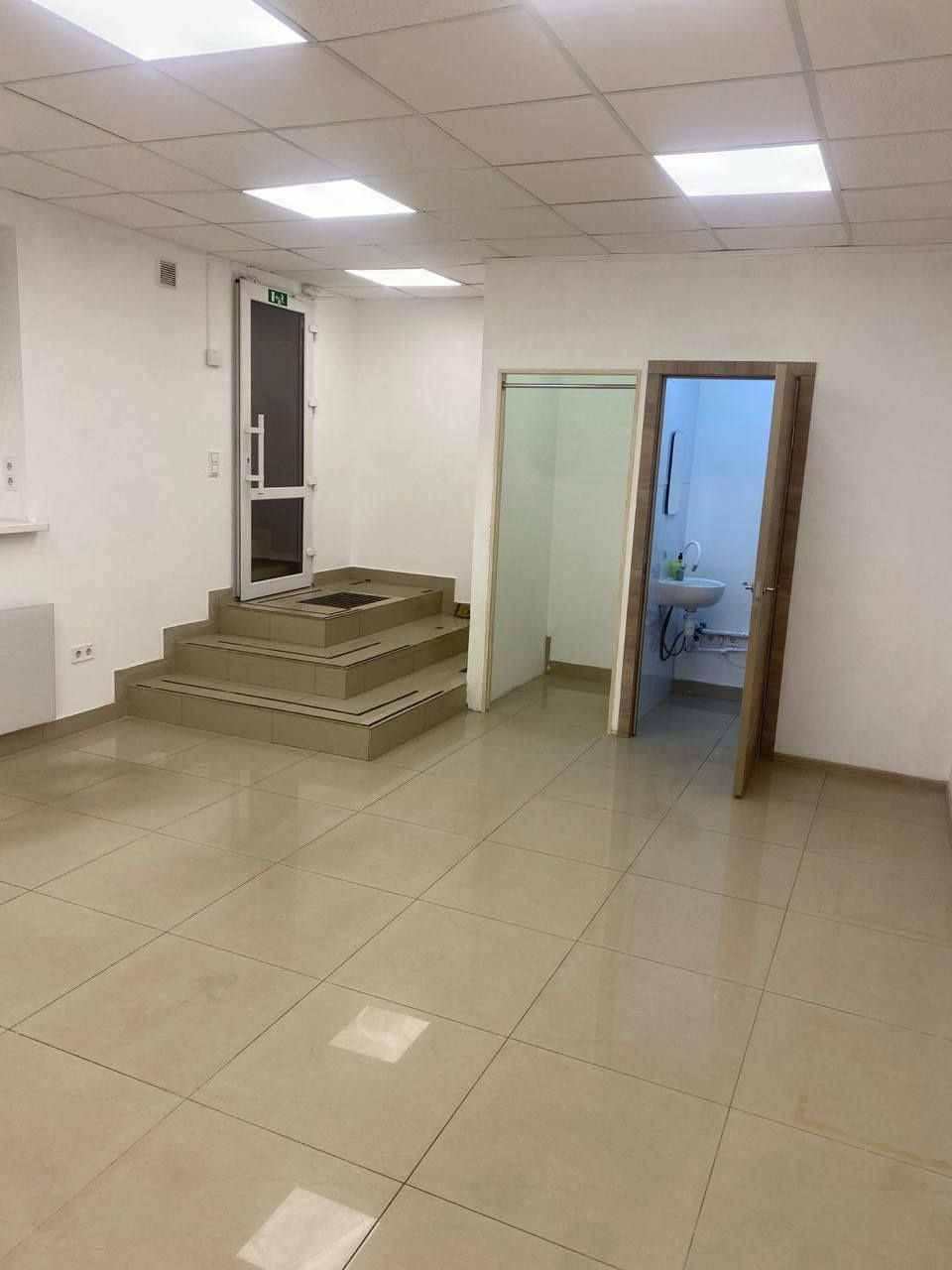 Без комиссии! Фасадное помещение - 32 м.кв., Шевченковский район.