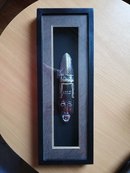 afrykańska maska w ramie drewniana rzeźbiona w czarnej ramce obraz