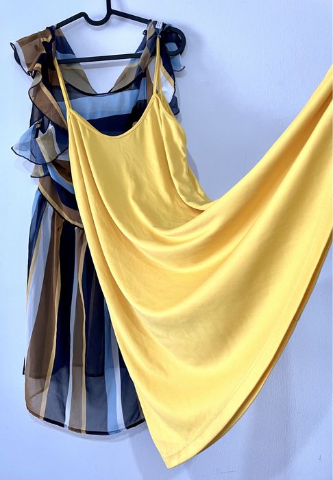 Vestido colorido com riscas e folhos (Sfera, tamanho M)