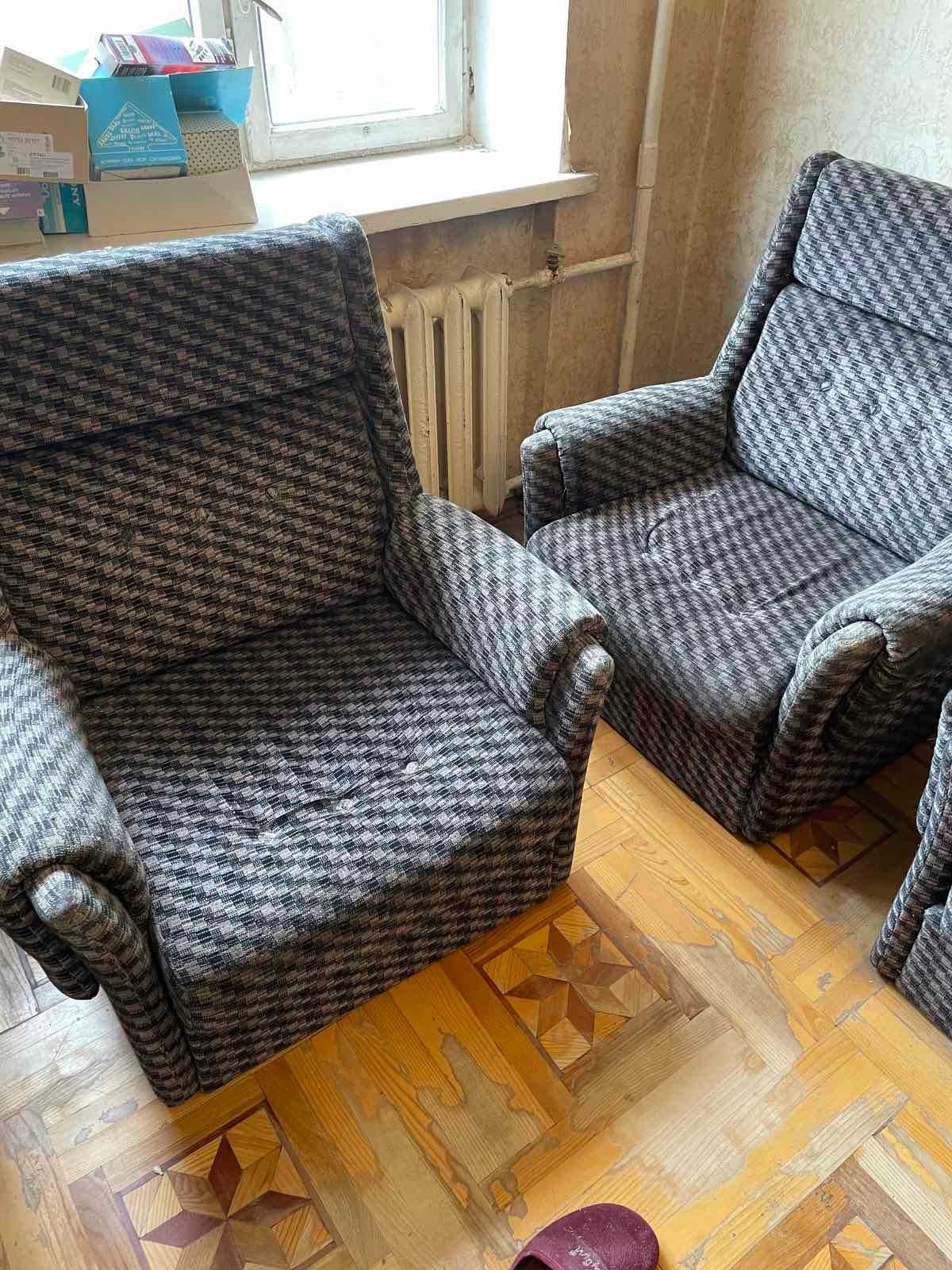 М'який диван з кріслами в гарному стані