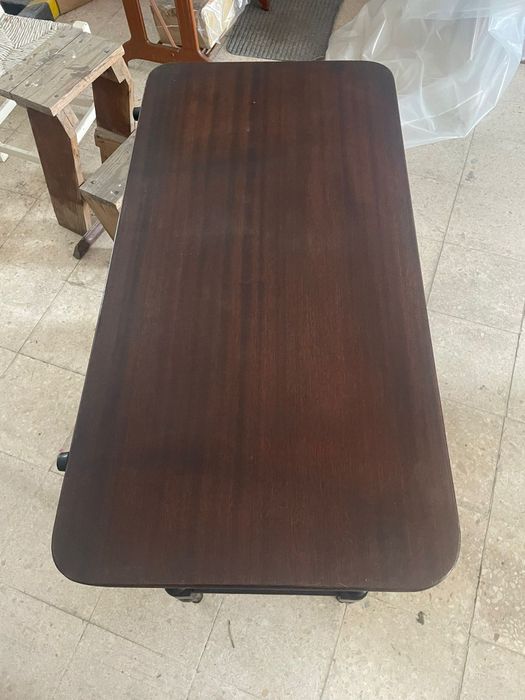 Várias Mesas em Mógno e mesas cabeceira