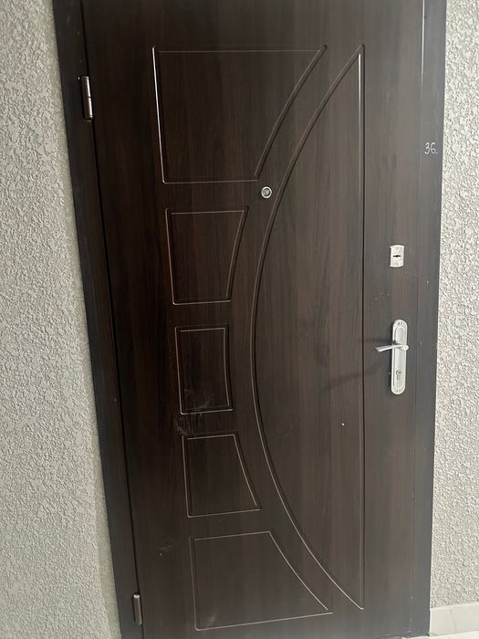 Вхідні двері середнього класу.