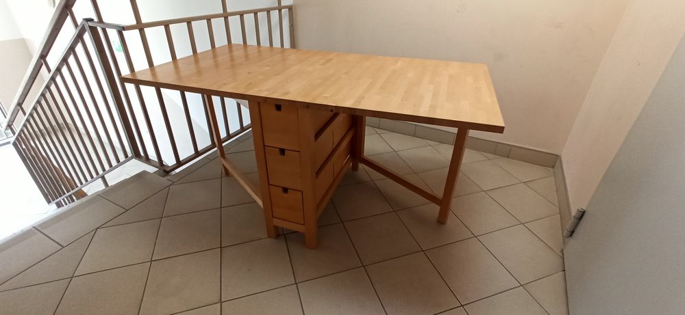 Drewniany rozkładany stół IKEA, brzozowy z szufladami