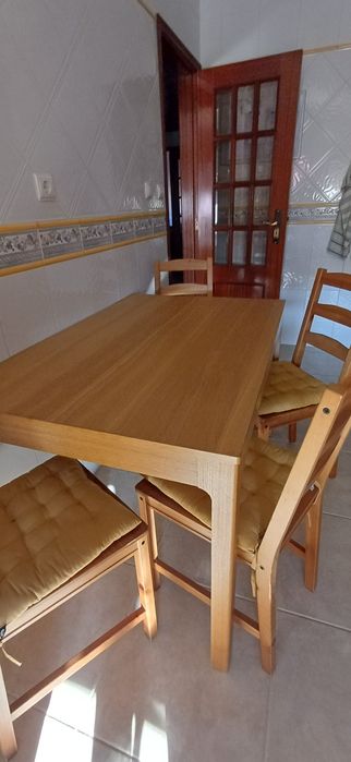 Mesa de cozinha com cadeiras
