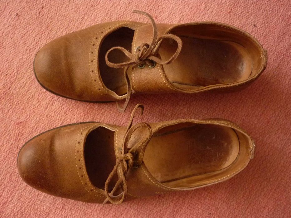 Sapatos regionais ribatejanos em couro-senhora