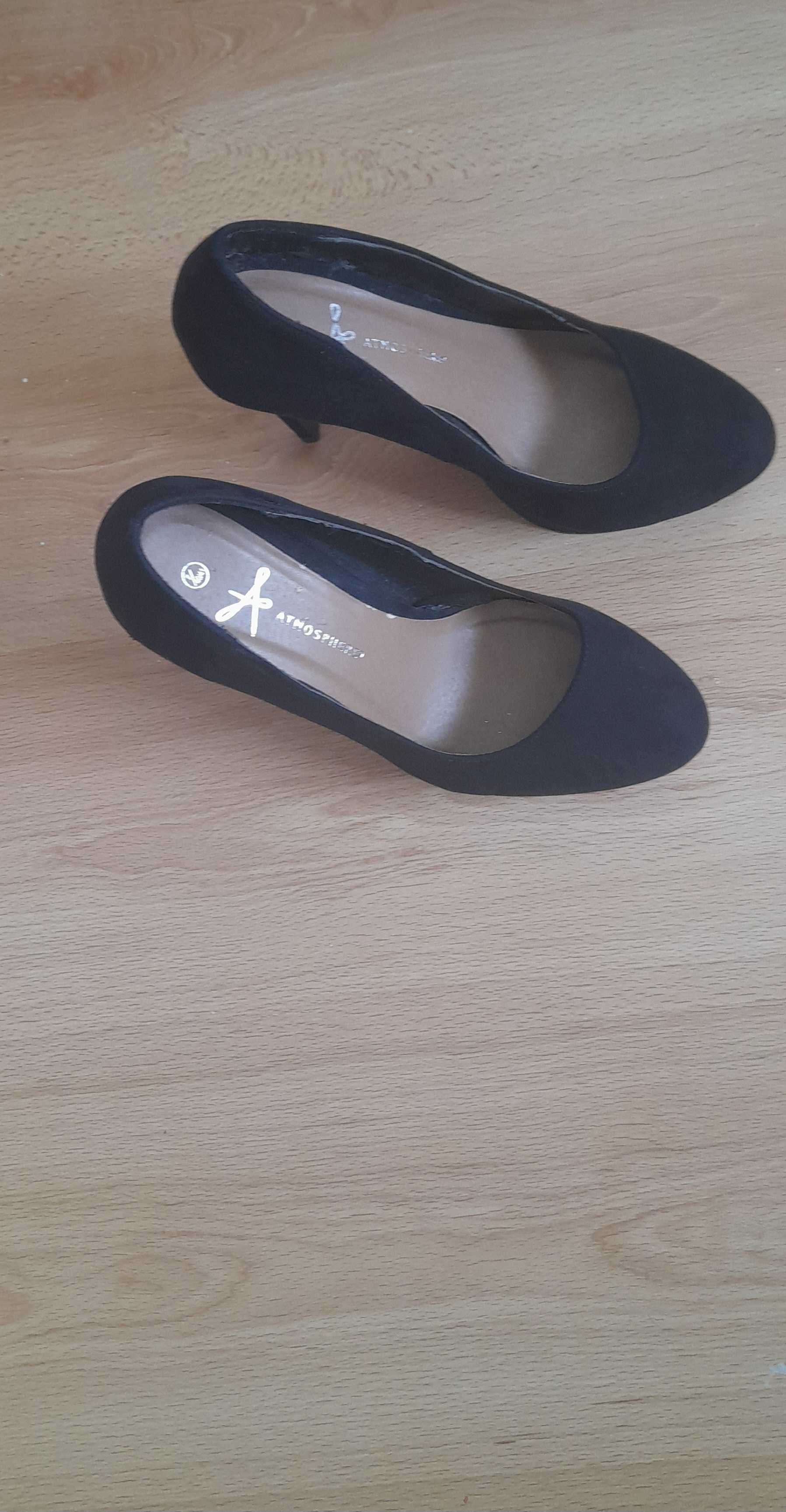 Sapato de saltos altos, preto, muito elegante, N 41, vendo por 15€.