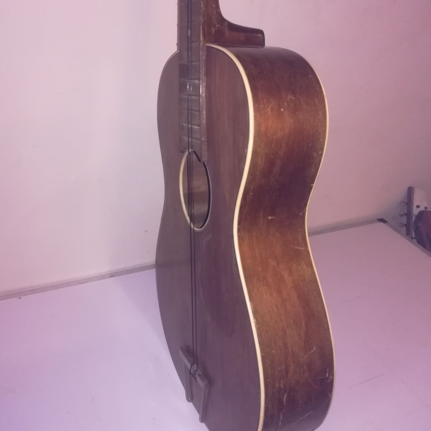 Stara gitara parlol