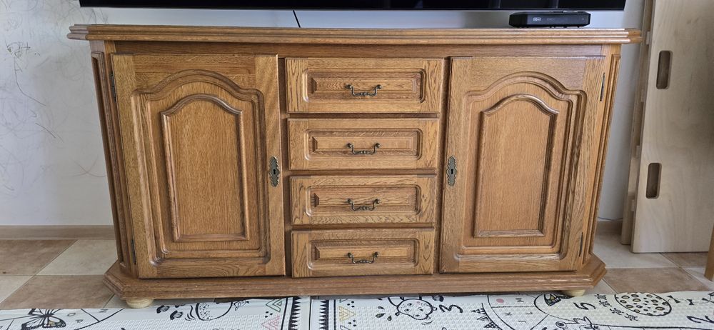 Do salonu, stół, 10x krzeseł, komoda, kredens