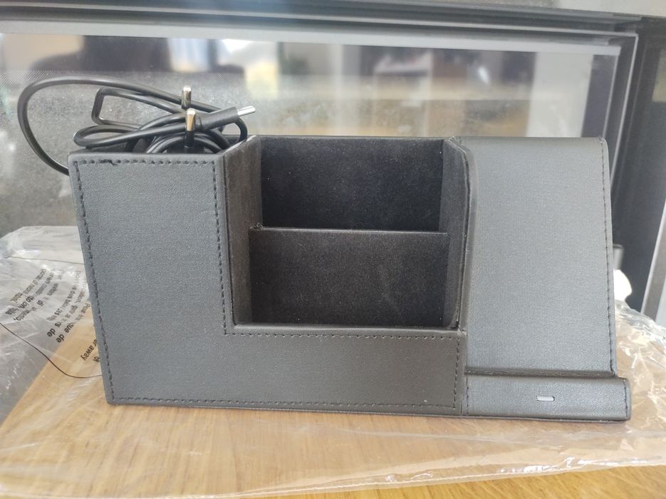 Skórzany organizer na biurko z Ładowarką