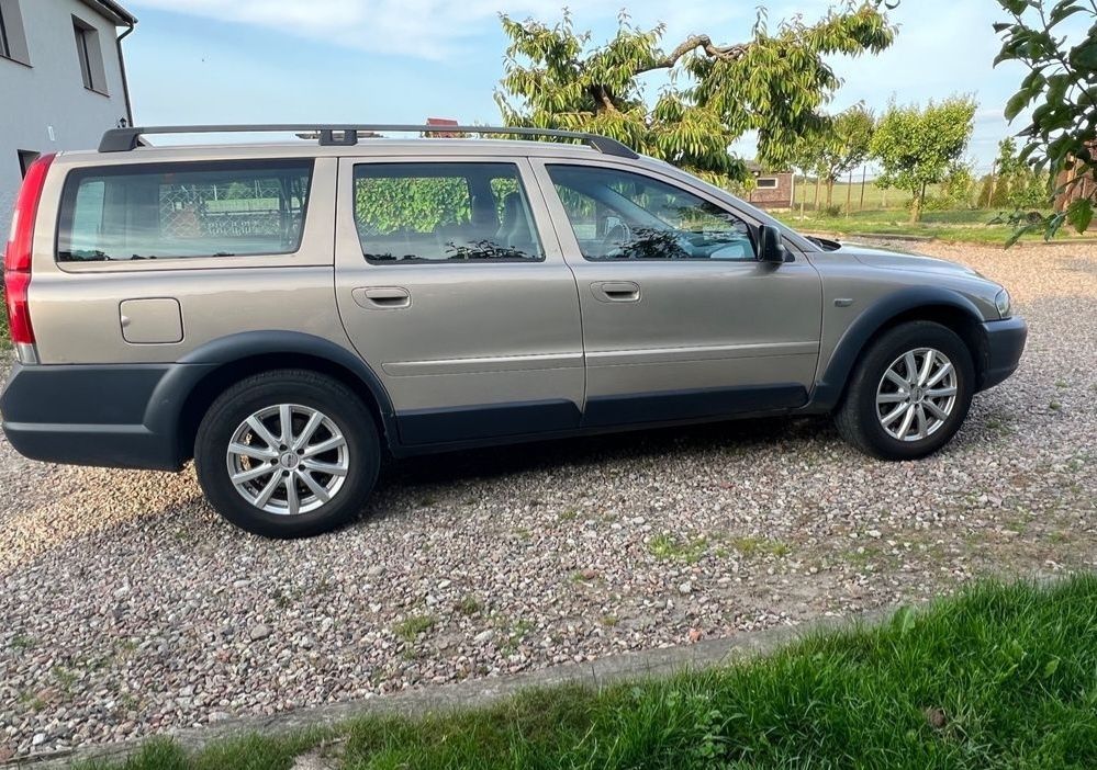 Volvo xc70 2.4 D5 nowe Opony  13 lat w rodzinie manualna 2004r 4x4