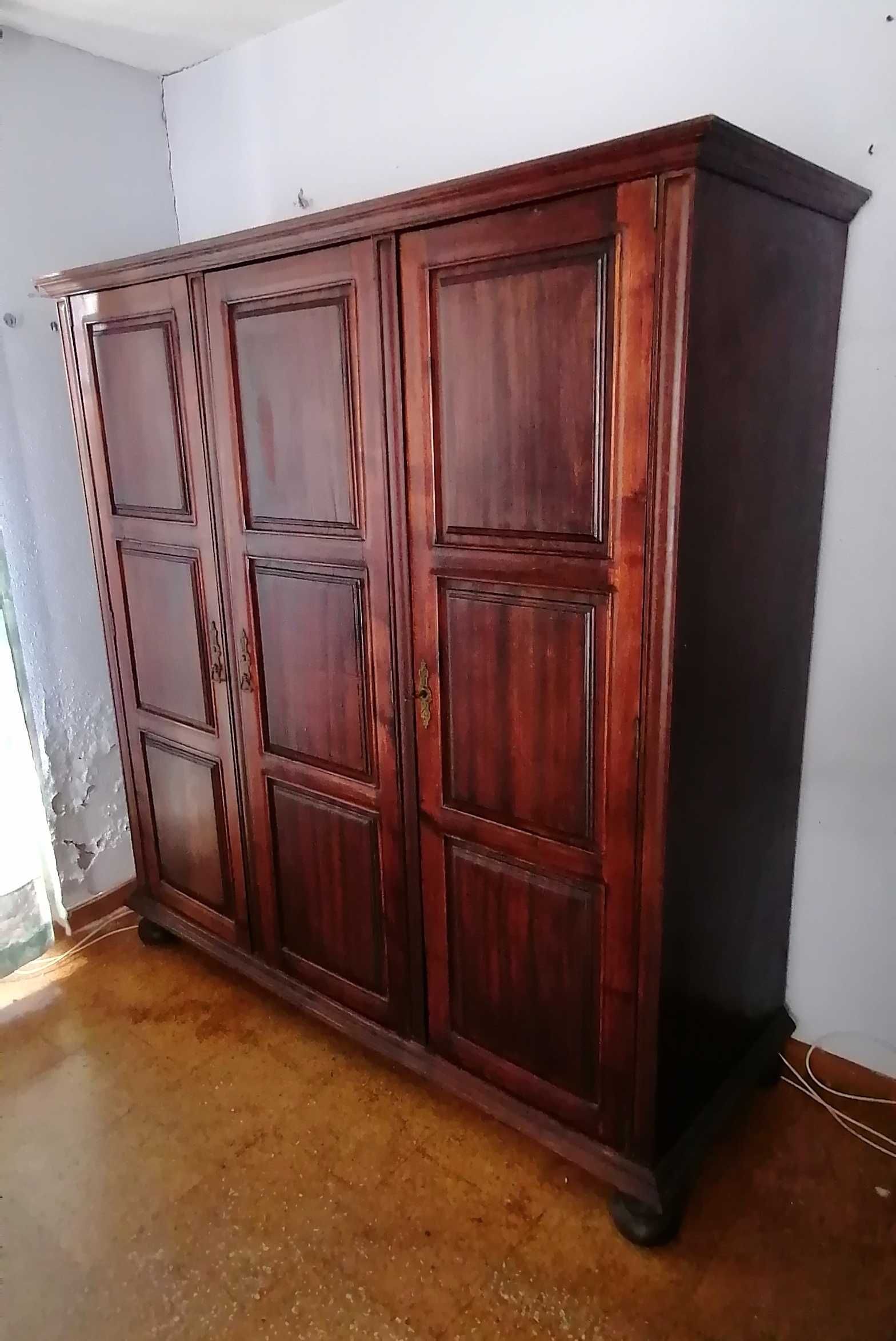 Roupeiro vintage em madeira maciça e muito bom estado