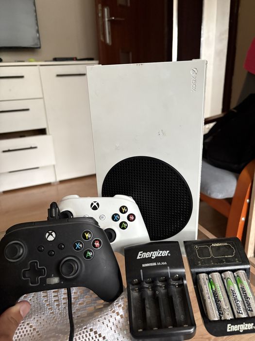 Xbox One Series S + 2 pady + akumulatorki