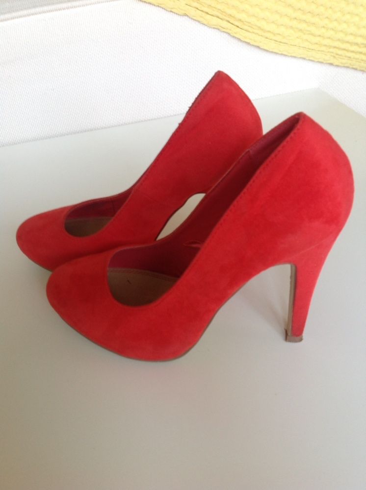 Sapato de salto vermelho ( usados uma vez)