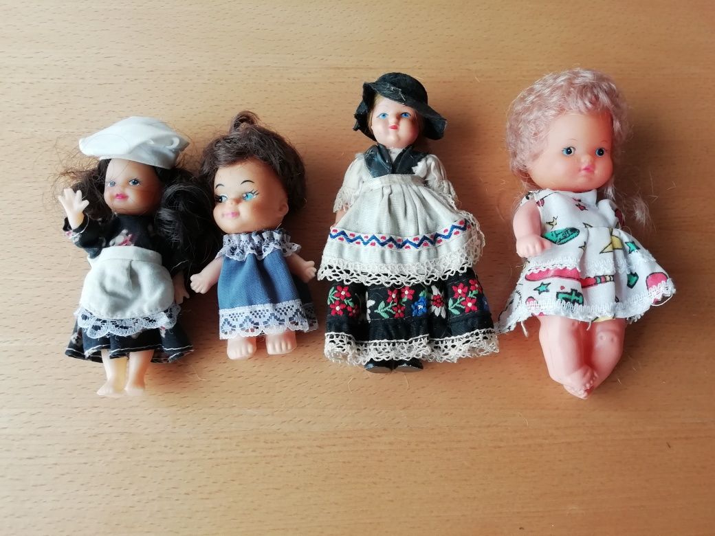 Conjunto de pequenas bonecas.