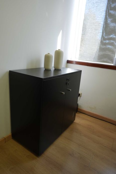 Mobiliário para escritório com blocos de gavetas e armários de apoio