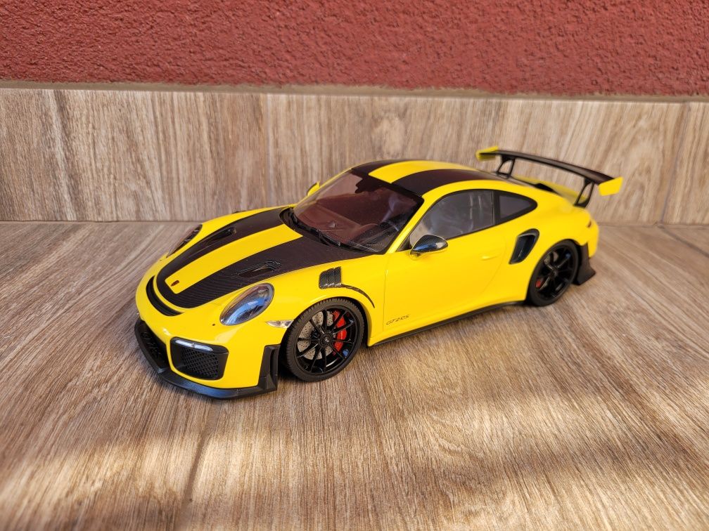 Porsche 911 GT2 RS 991 Minichamps 1:18