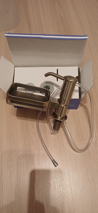 Dozownik płynów do mycia naczyń z uchwytem.