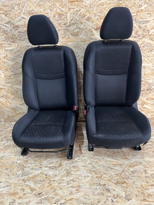 Передні сидіння Nissan Rogue 17-20  не стріляні