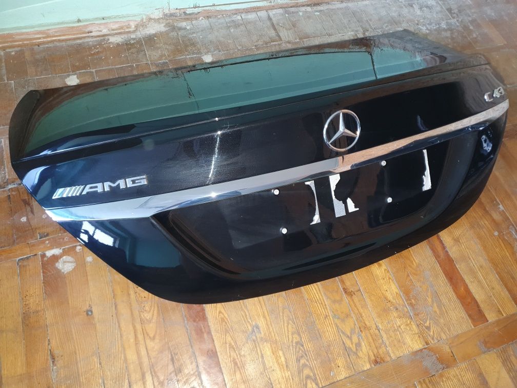 Кришка багажнику Mercedes C w205 чорна у зборі