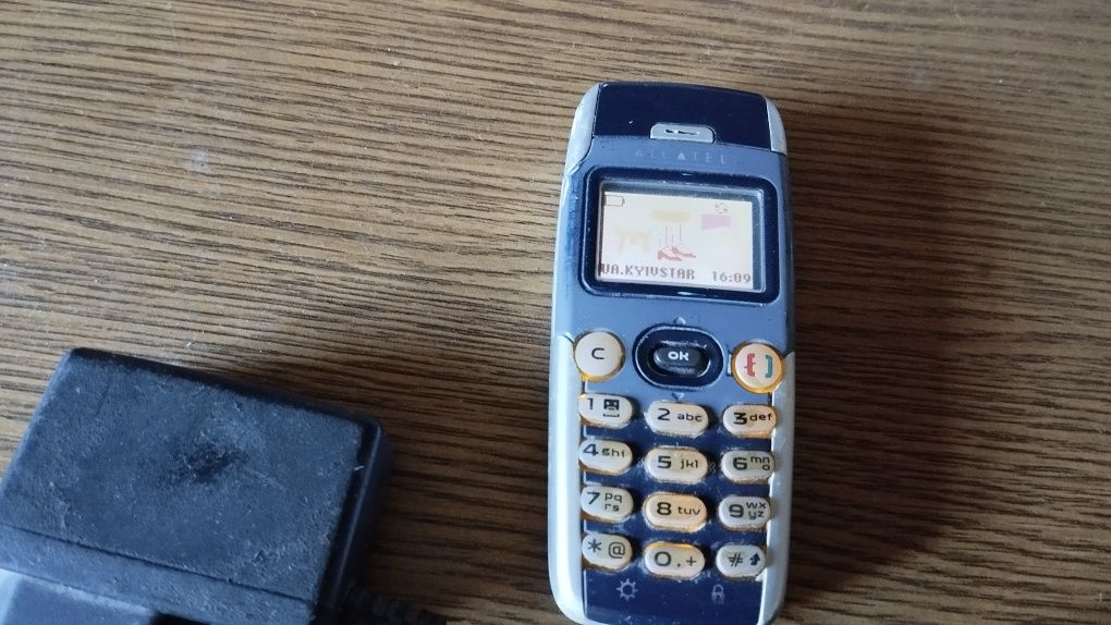 Телефон Alcatel кнопочный