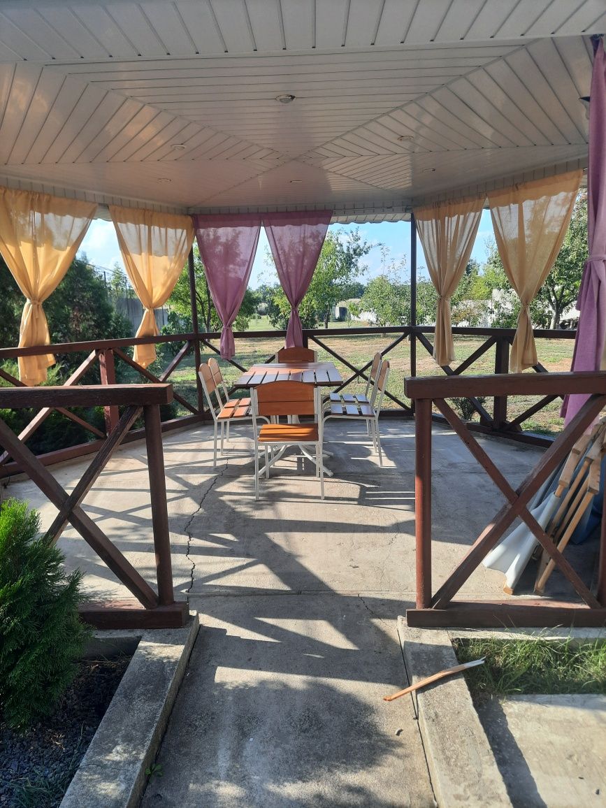 Рибалка, пляж, будинок на березі річки Піщанка