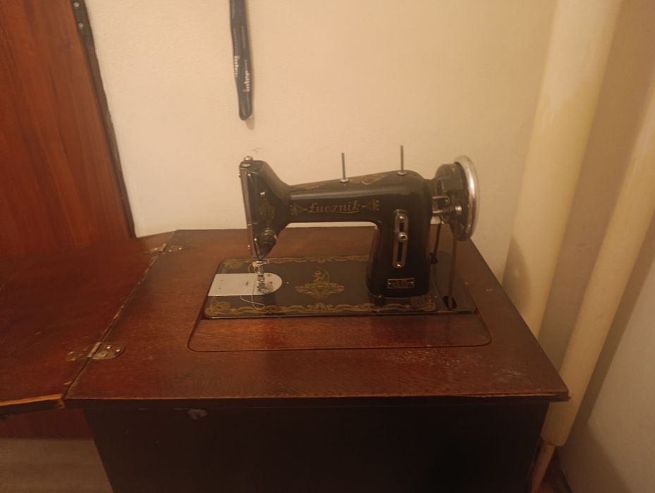Zabytkowa maszyna do szycia Radom 82