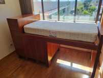 Cama solteiro com arrumações