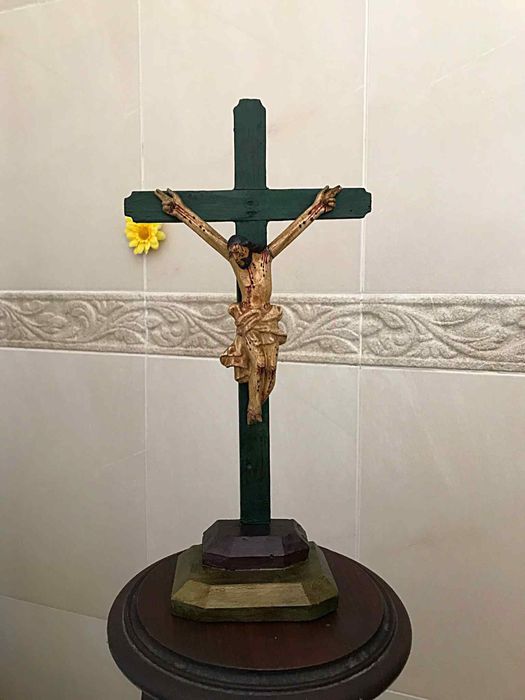 Antigo cristo na cruz em madeira