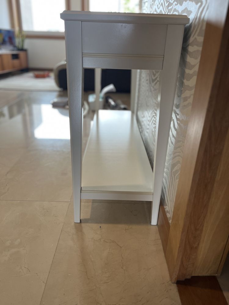 Movel branco madeira e video para a sala