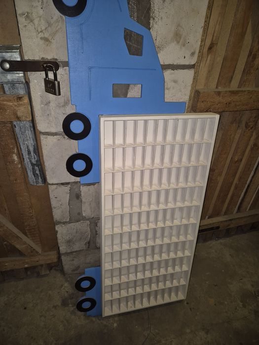 Półka na auta hot wheels.