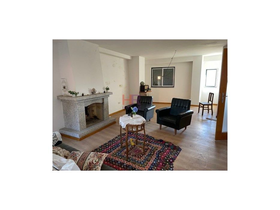 Vende-se Moradia M4 Geminada