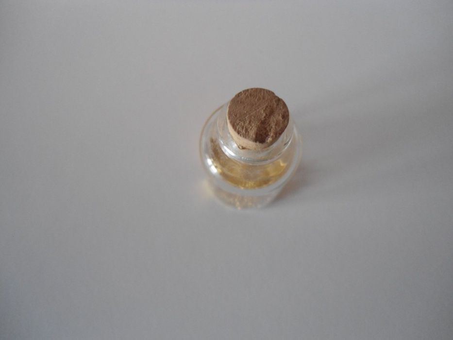 1 Frasco pequeno de vidro com folha de ouro no fundo