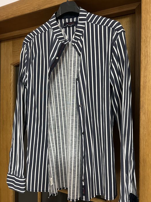Стильна сорочка у смужку.