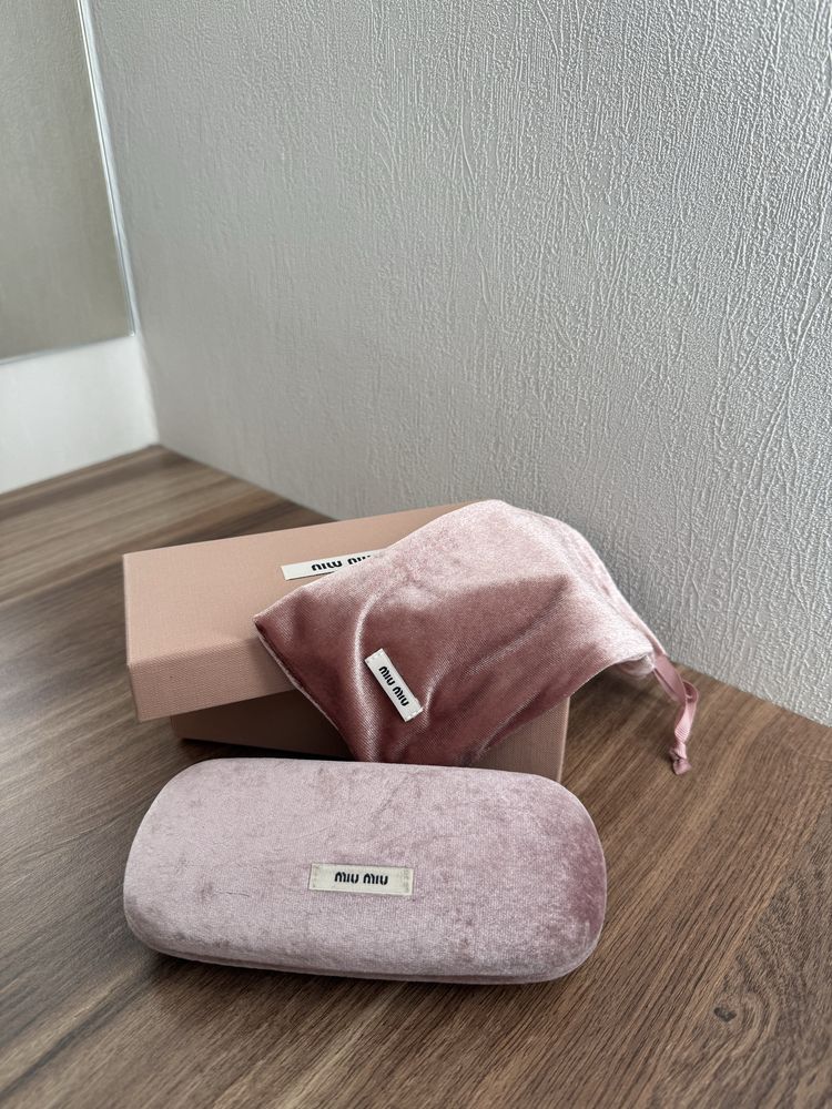 Продам чохол до окулярів MIU MIU оригінал.