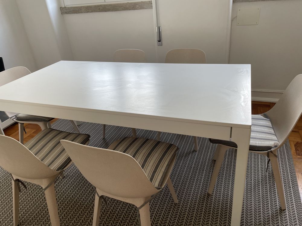 Mesa de jantar e cadeiras