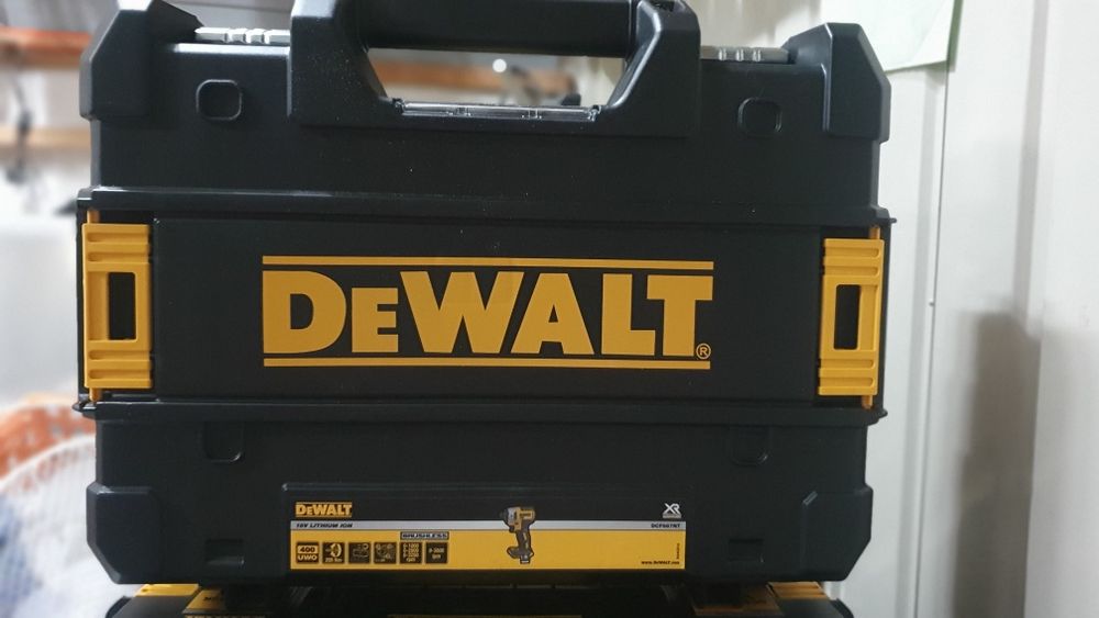 Caixa de aparafusadora de impacto DEWALT sem uso e sem equipamento